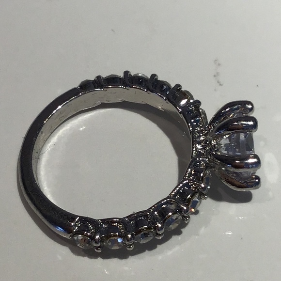 Beautiful silver tone cubic zirconia ring set in silver tone size 6 + box - Picture 3 of 13